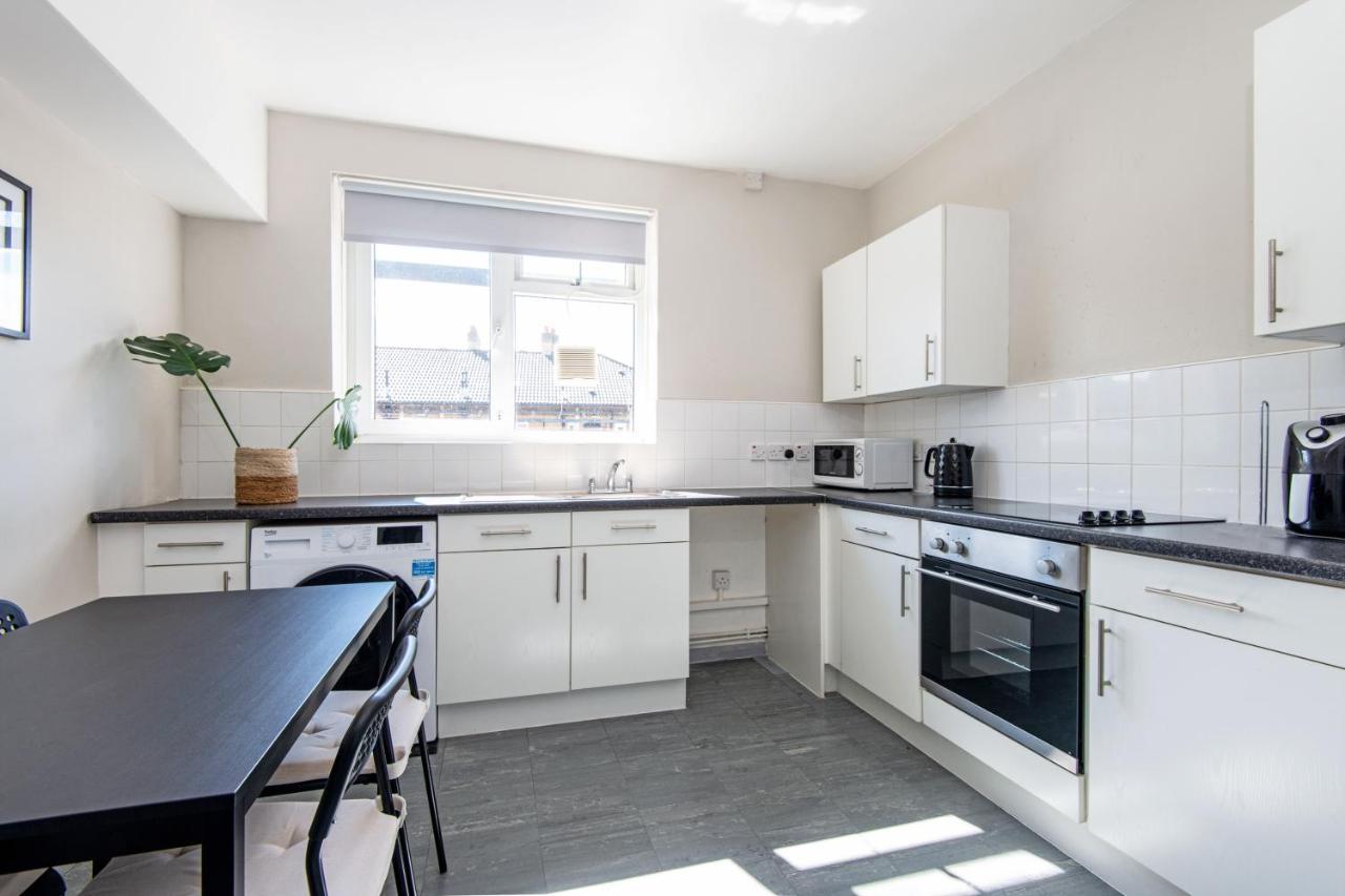 One Bedroom Apartment Лондон Экстерьер фото